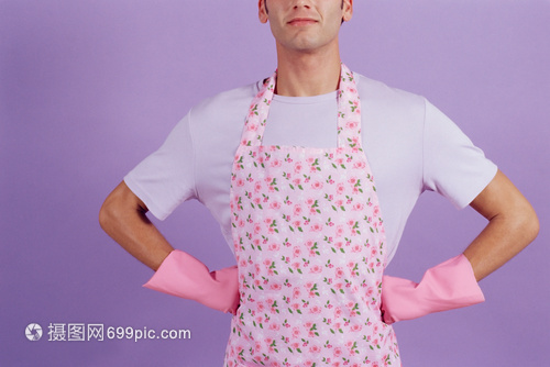 穿著圍裙男人